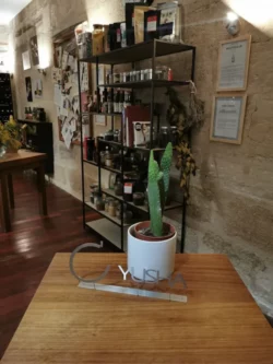 étagere aux épices restaurant cyusha