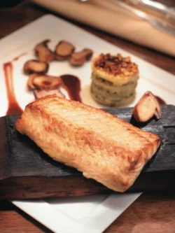 dos d'esturgeon du Teich cuit sur douelle, mille feuille de céleri et coque