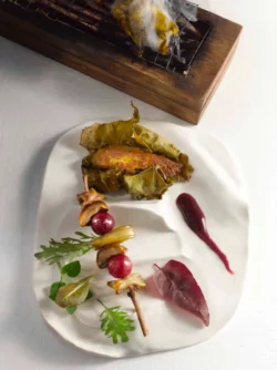 foie gras de canard des landes cuit en feuille de vigne et brochette de béatilles