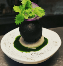 Takoyaki à l'encre de seiche, poulpe fumé, jus d'ortie