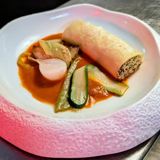 Cannelloni d'osso bucco, jus de braisage aux piquillos, légumes du jardi...